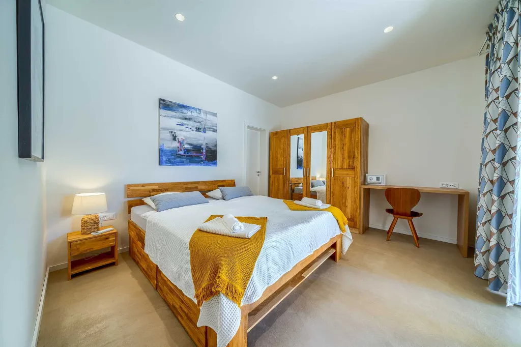 4-Bedroom Villa with Heated Pool for 8 in Bobovisca