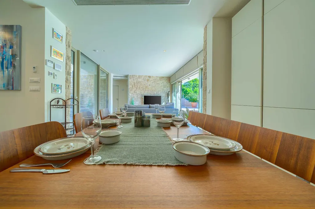 4-Bedroom Villa with Heated Pool for 8 in Bobovisca