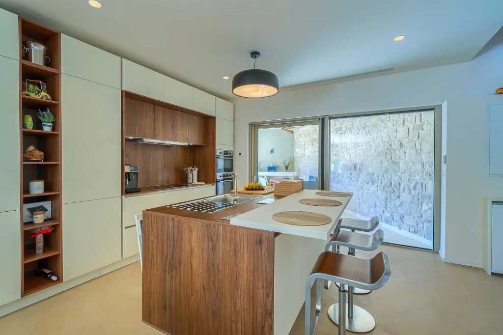 4-Bedroom Villa with Heated Pool for 8 in Bobovisca