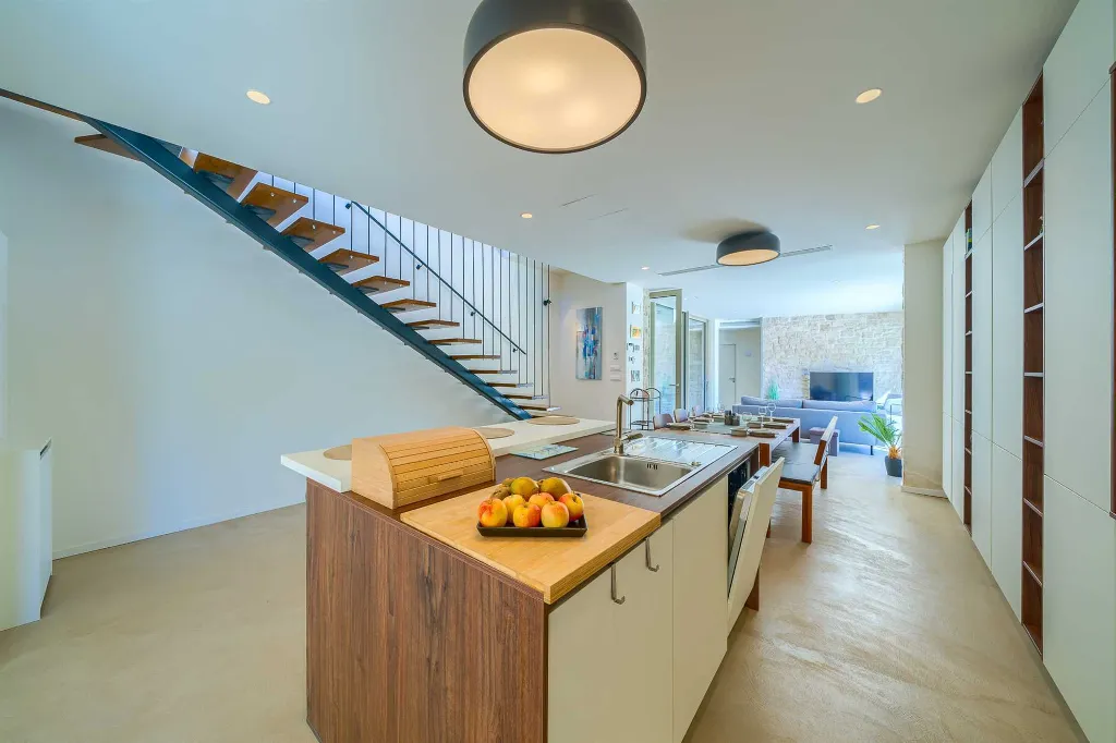 4-Bedroom Villa with Heated Pool for 8 in Bobovisca