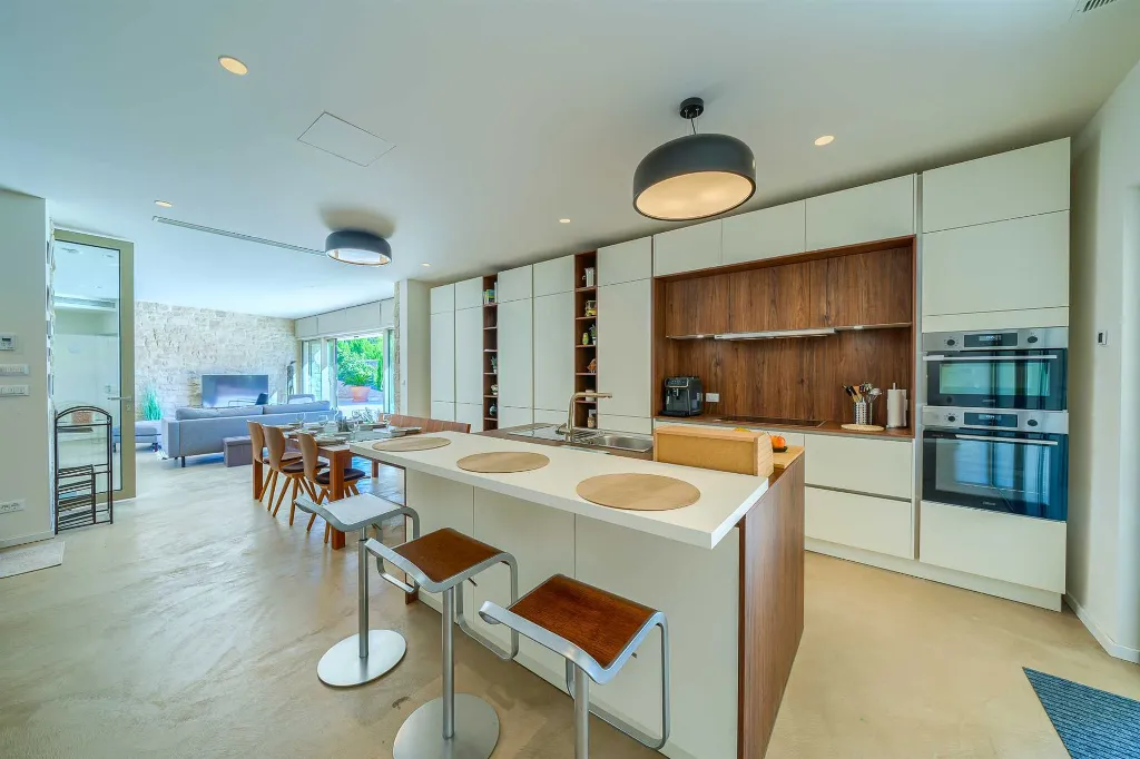 4-Bedroom Villa with Heated Pool for 8 in Bobovisca
