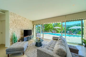 4-Bedroom Villa with Heated Pool for 8 in Bobovisca