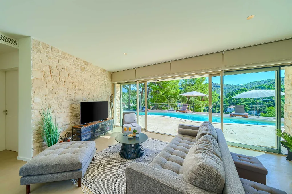 4-Bedroom Villa with Heated Pool for 8 in Bobovisca