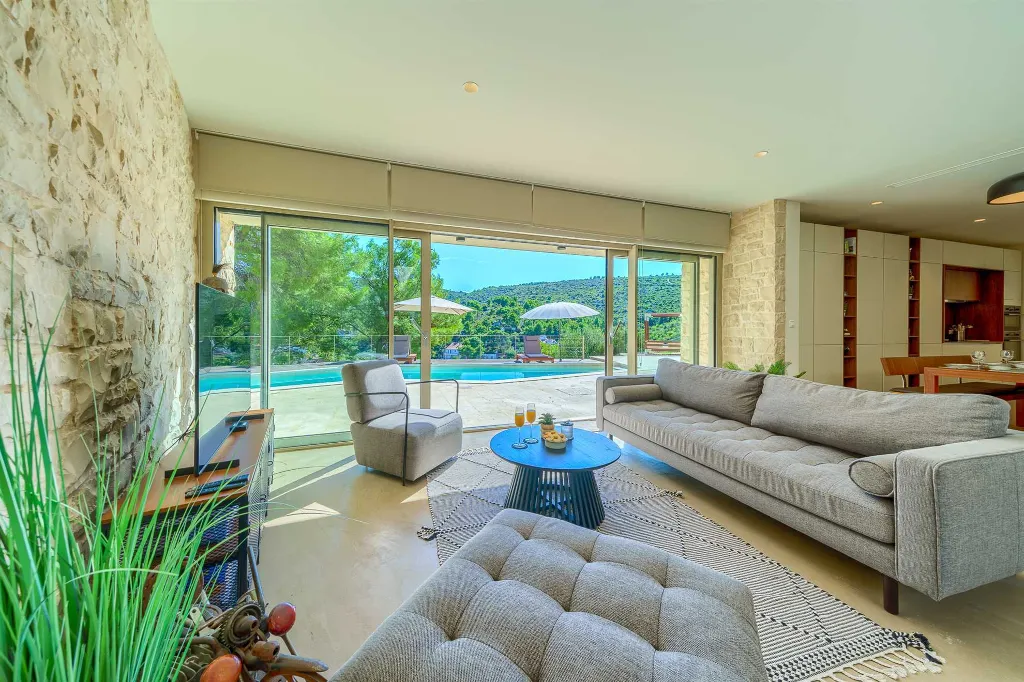 4-Bedroom Villa with Heated Pool for 8 in Bobovisca