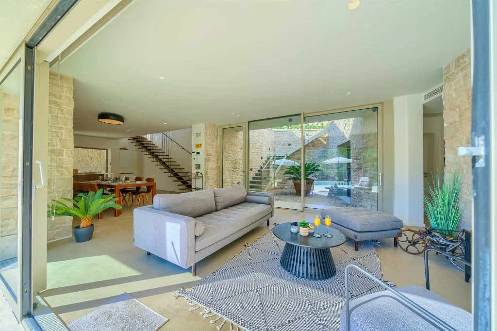 4-Bedroom Villa with Heated Pool for 8 in Bobovisca