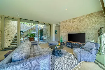 4-Bedroom Villa with Heated Pool for 8 in Bobovisca