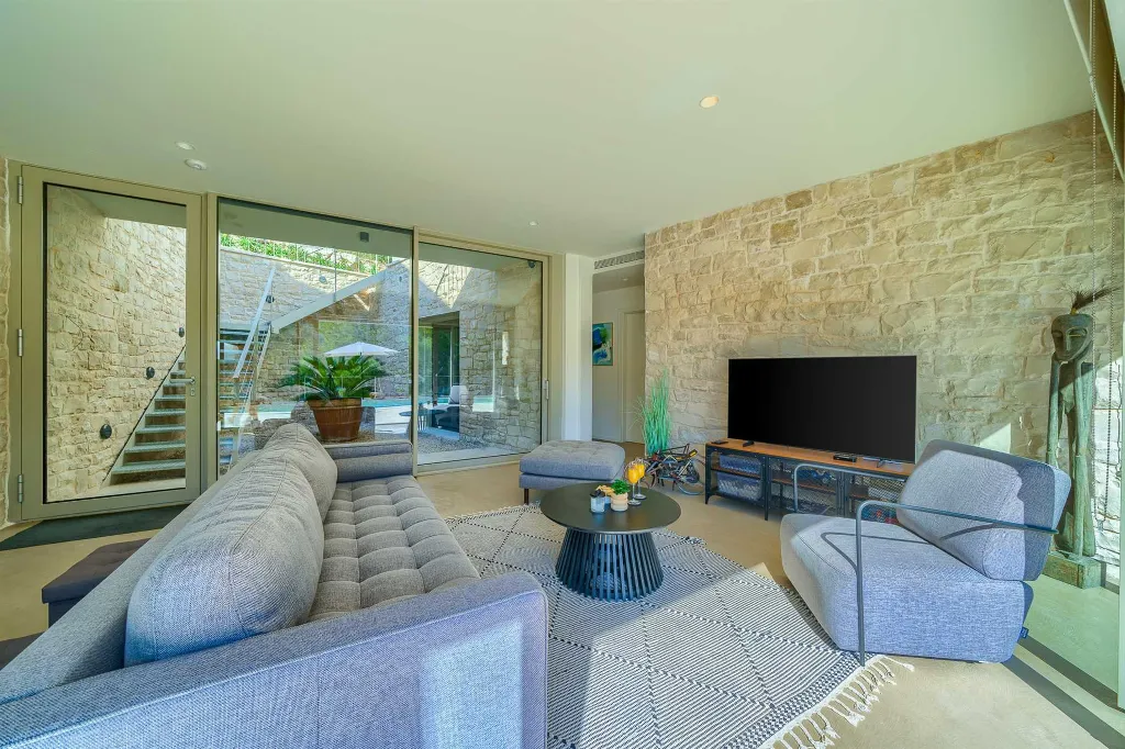 4-Bedroom Villa with Heated Pool for 8 in Bobovisca