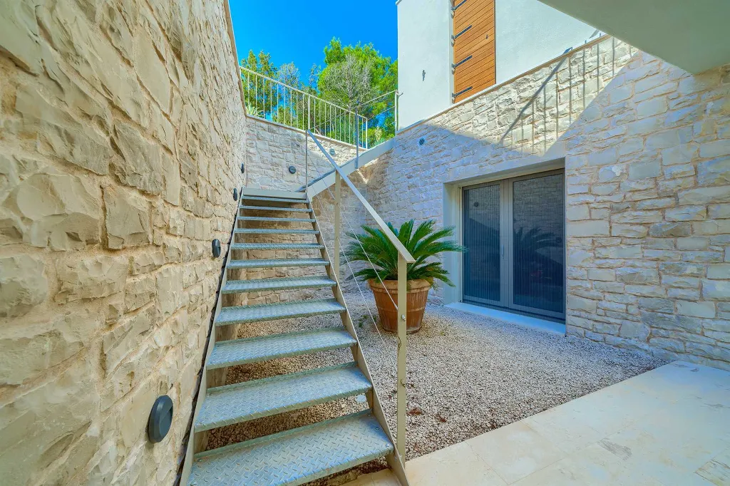 4-Bedroom Villa with Heated Pool for 8 in Bobovisca