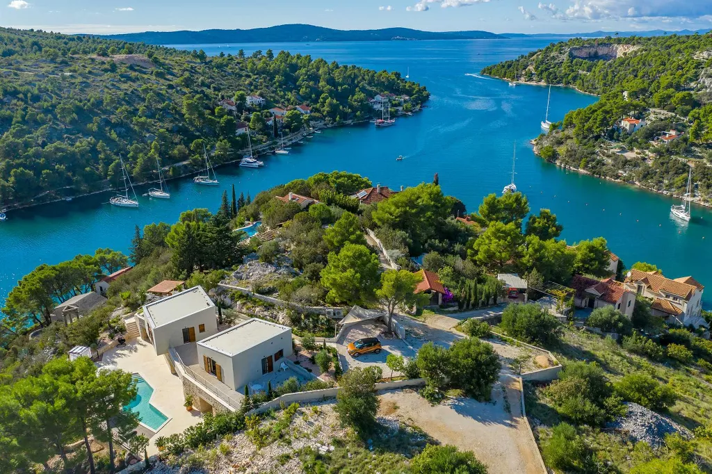 4-Bedroom Villa with Heated Pool for 8 in Bobovisca