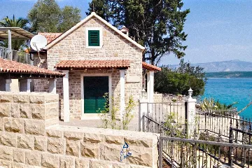 Stari Grad Holiday House with Private Beach & Mooring