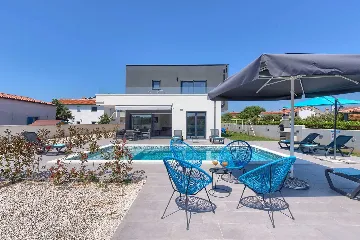 4-Bedroom Villa with Pool in Pula