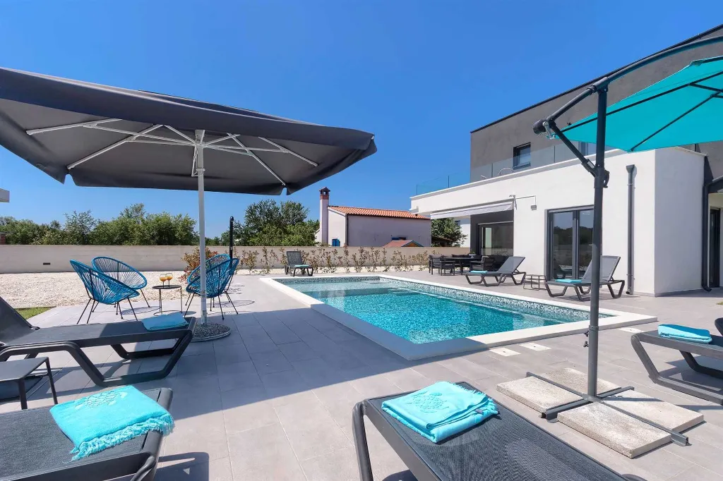 4-Bedroom Villa with Pool in Pula