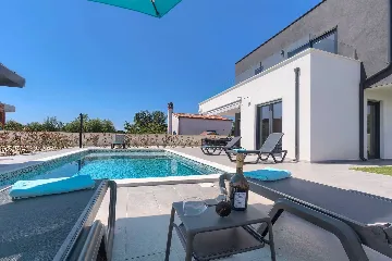 4-Bedroom Villa with Pool in Pula