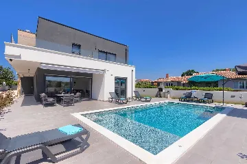 4-Bedroom Villa with Pool in Pula