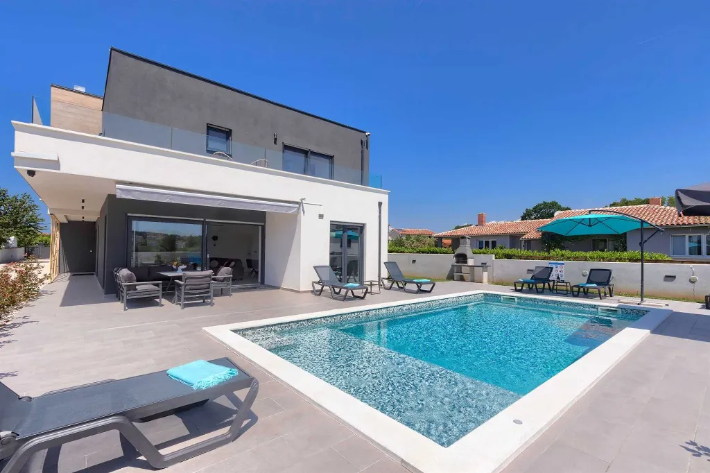 4-Bedroom Villa with Pool in Pula