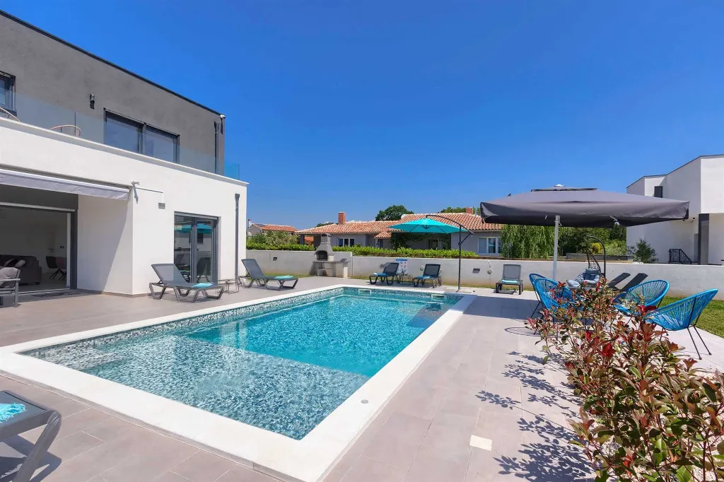 4-Bedroom Villa with Pool in Pula