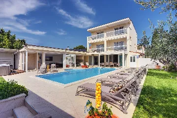Pula 7-Bedroom Villa with Pool & Jacuzzi