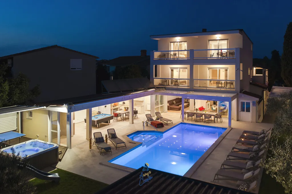 Pula 7-Bedroom Villa with Pool & Jacuzzi