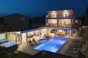 Pula 7-Bedroom Villa with Pool & Jacuzzi
