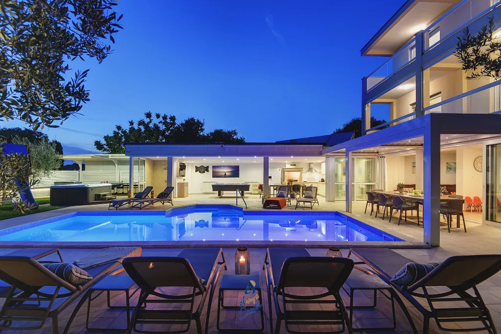 Pula 7-Bedroom Villa with Pool & Jacuzzi