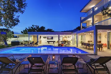 Pula 7-Bedroom Villa with Pool & Jacuzzi