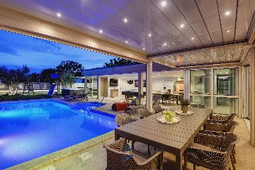 Pula 7-Bedroom Villa with Pool & Jacuzzi