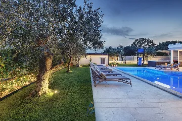 Pula 7-Bedroom Villa with Pool & Jacuzzi