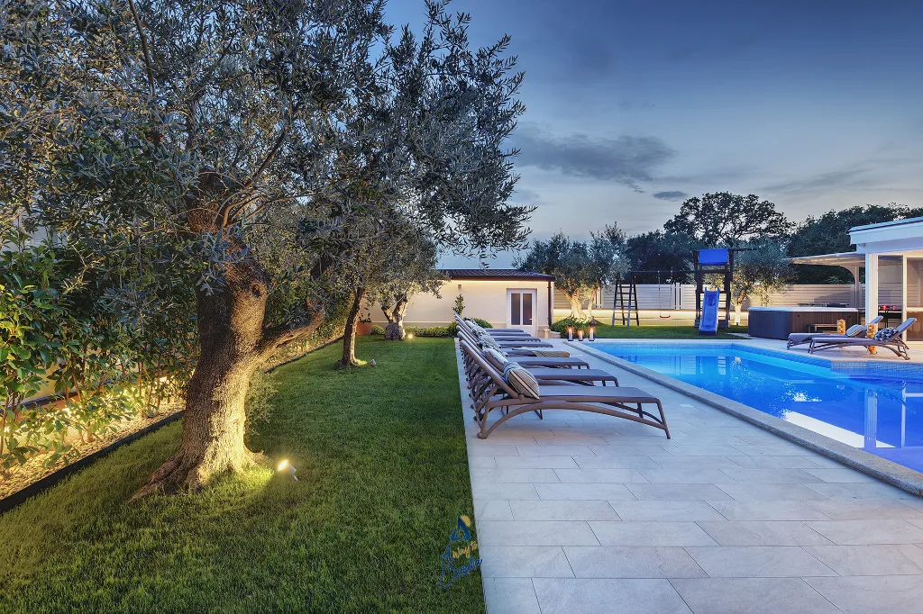 Pula 7-Bedroom Villa with Pool & Jacuzzi