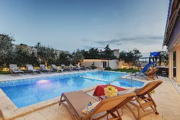 Pula 7-Bedroom Villa with Pool & Jacuzzi