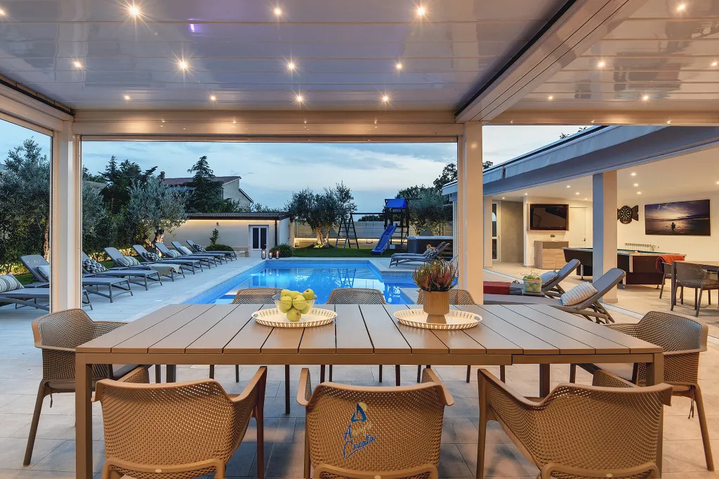 Pula 7-Bedroom Villa with Pool & Jacuzzi