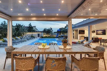 Pula 7-Bedroom Villa with Pool & Jacuzzi