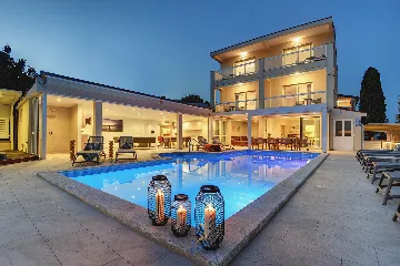 Pula 7-Bedroom Villa with Pool & Jacuzzi