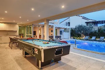 Pula 7-Bedroom Villa with Pool & Jacuzzi