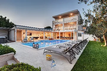Pula 7-Bedroom Villa with Pool & Jacuzzi