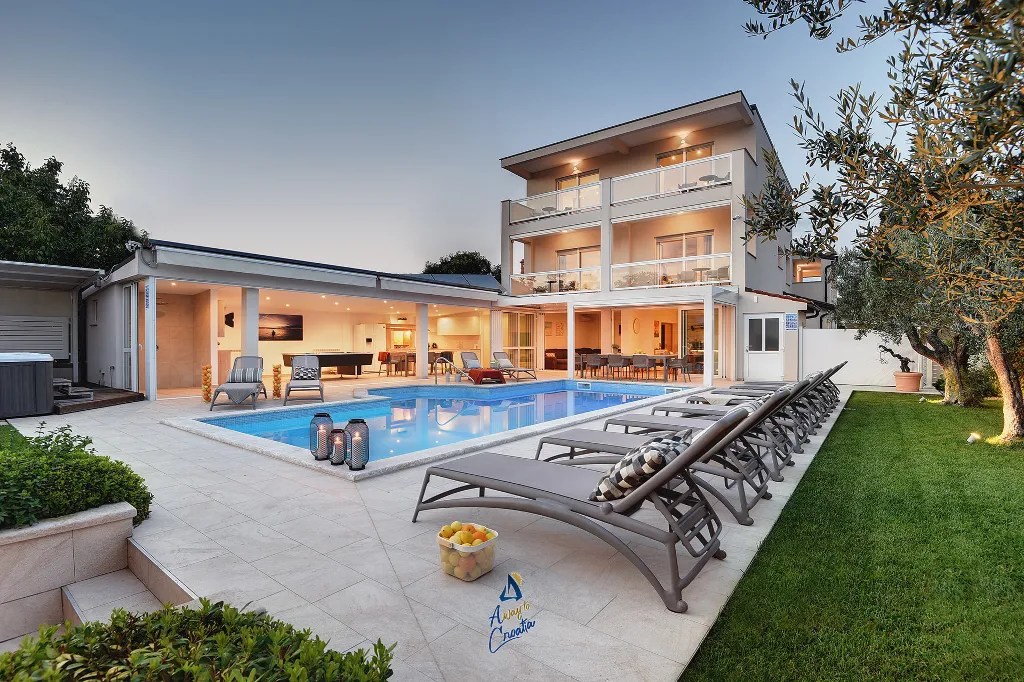 Pula 7-Bedroom Villa with Pool & Jacuzzi