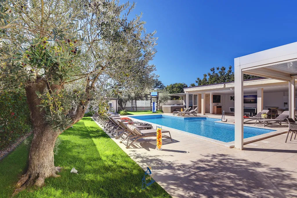 Pula 7-Bedroom Villa with Pool & Jacuzzi