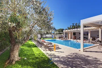 Pula 7-Bedroom Villa with Pool & Jacuzzi