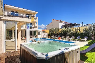 Pula 7-Bedroom Villa with Pool & Jacuzzi