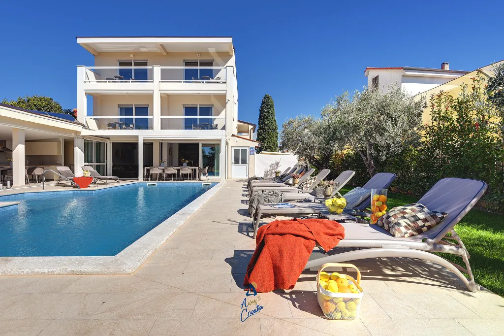 Pula 7-Bedroom Villa with Pool & Jacuzzi