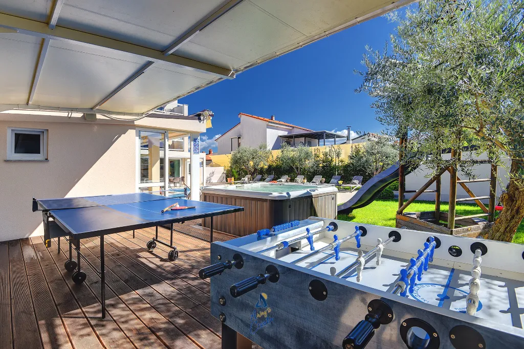 Pula 7-Bedroom Villa with Pool & Jacuzzi