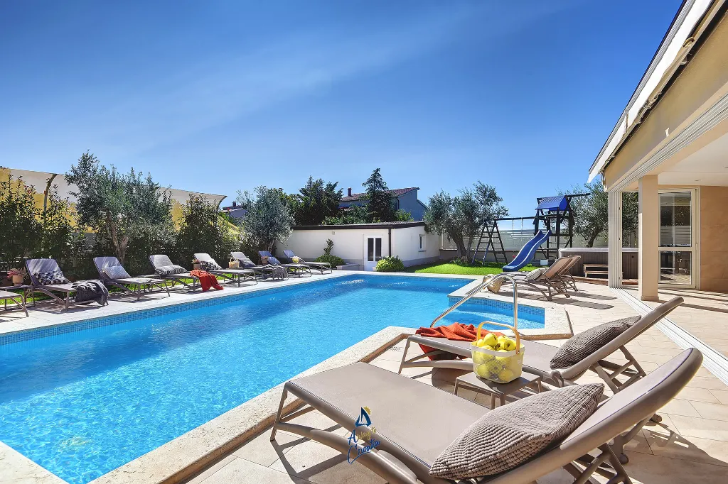 Pula 7-Bedroom Villa with Pool & Jacuzzi