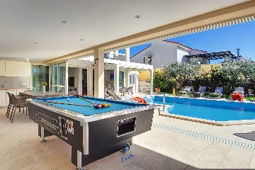 Pula 7-Bedroom Villa with Pool & Jacuzzi