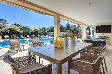 Pula 7-Bedroom Villa with Pool & Jacuzzi