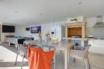 Pula 7-Bedroom Villa with Pool & Jacuzzi