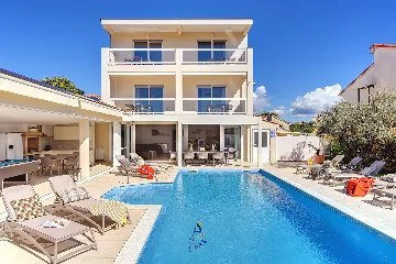 Pula 7-Bedroom Villa with Pool & Jacuzzi
