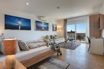 Pula 7-Bedroom Villa with Pool & Jacuzzi