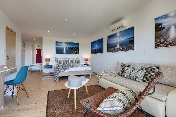 Pula 7-Bedroom Villa with Pool & Jacuzzi