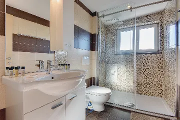 Pula 7-Bedroom Villa with Pool & Jacuzzi