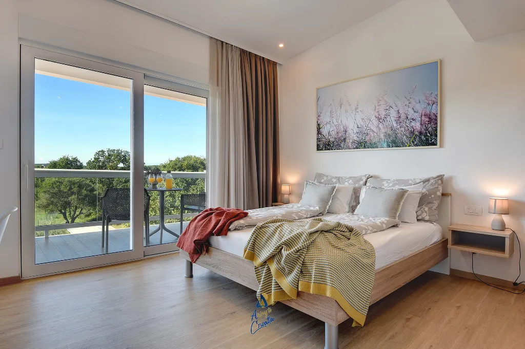 Pula 7-Bedroom Villa with Pool & Jacuzzi