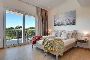 Pula 7-Bedroom Villa with Pool & Jacuzzi